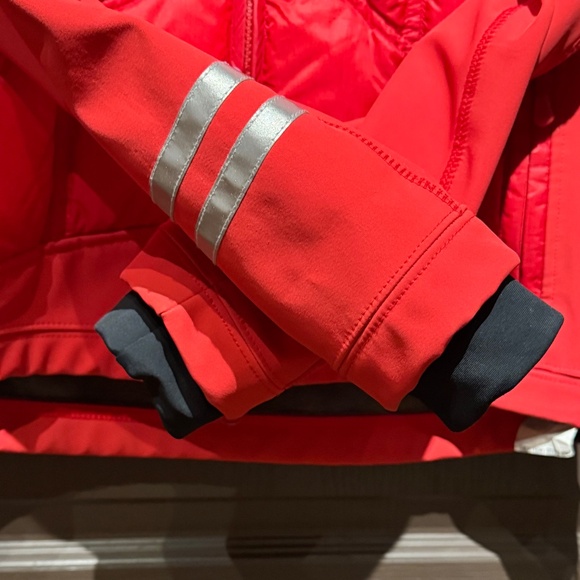 🇨🇦 Canada Goose Hybridge Jacket Small Red - Picture 13 of 16